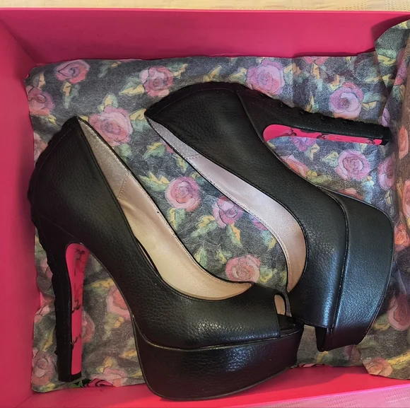 Betsy Johnson 'Sita' Pump Black Leather 6.5 M - Picture 2 of 8